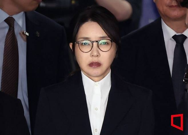 윤석열 전 대통령 부인 김건희 여사가 12일 오후 서울 서초구 서울중앙지법에서 열린 구속 전 피의자 심문(영장실질심사)를 마치고 나오고 있다. 사진공동취재단