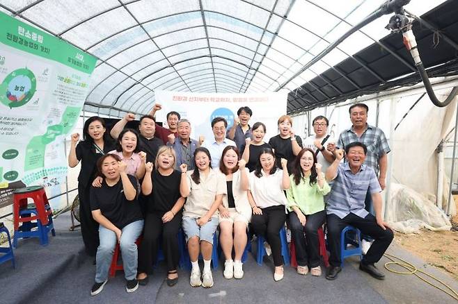 김동연 경기도지사가 13일 용인의 부추 재배 농장을 찾아 친환경 급식자재 관련 간담회를 가진 뒤 참석자들과 기념사진을 찍고 있다. 경기도 제공