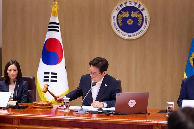 이재명 대통령이 12일 국무회의를 주재하고 있다./대통령실