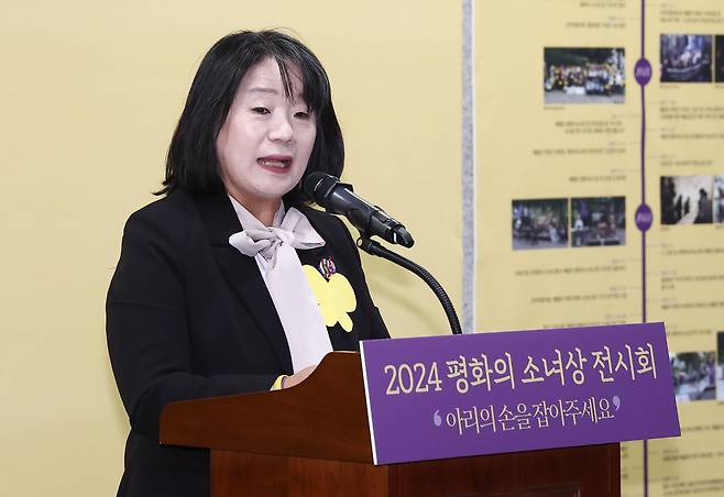 윤미향 전 의원이 2024년 11월 서울 여의도 국회 의원회관에서 열린 2024 평화의 소녀상 전시회 '내 옆에 앉아봐, 아리의 손을 잡아주세요' 개막식에서 인사말을 하고 있다. /뉴스1