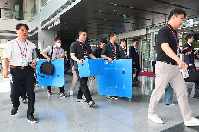 12일 고용노동부와 경기남부경찰청 관계자들이 포스코이앤씨 인천 본사 압수 수색을 위해 사옥으로 들어가고 있다. 지난 4일 포스코이앤씨가 시공하는 서울~광명 고속도로 연장 공사 현장에서 감전 사고가 발생해 30대 미얀마인 근로자가 의식불명에 빠지자 사고 경위를 조사하기 위해 수사에 착수한 것이다. 포스코이앤씨가 시공을 맡은 현장에서는 이번 사고에 앞서 올해만 4차례 사망 사고가 발생했다./연합뉴스