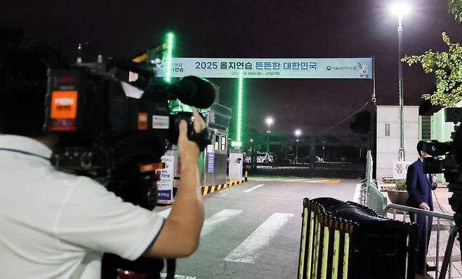 13일 서울 구로구 남부구치소 앞에서 취재진이 김건희 여사의 구속 소식을 보도하고 있다. / 고운호 기자