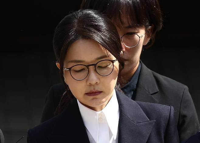 윤석열 전 대통령 부인 김건희 여사가 12일 오후 서울 서초구 서울중앙지법에서 열린 구속 전 피의자 심문(영장실질심사)를 마치고 나오고 있다./뉴스1