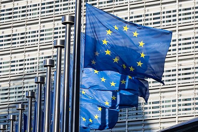 /조선일보 DB유럽연합 국기가 펄럭이는 모습.유럽연합의 대표적인 과학 연구 자금 지원 프로그램 ‘호라이즌 유럽(Horizon Europe)’이 앞으로 민간과 군사에 모두 활용될 수 있는 연구에도 자금을 지원하기로 했다.