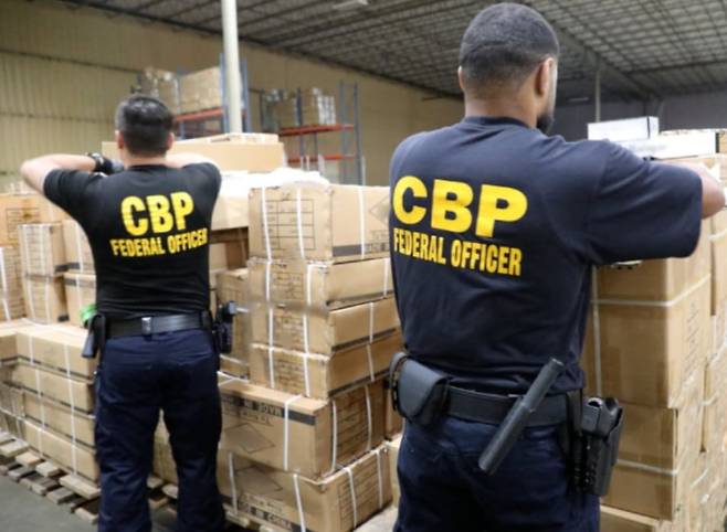 CBP 직원들이 화물을 검사하고 있다./CBP 홈페이지 캡처