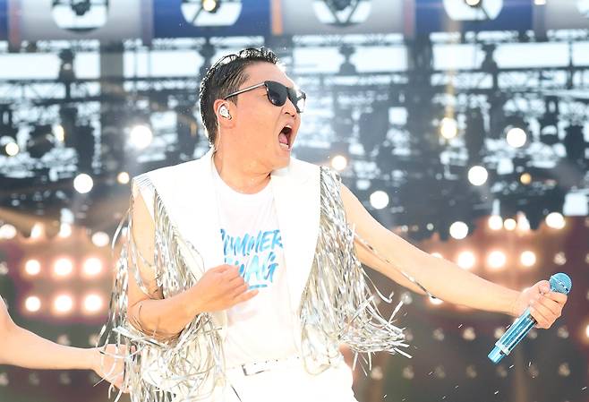 가수 싸이가 인천 서구 인천아시아드 주경기장에서 가진 '싸이 흠뻑쇼 SUMMER SWAG 2025 - 인천'에 출연해 무대를 선보이고 있다./ 뉴스1