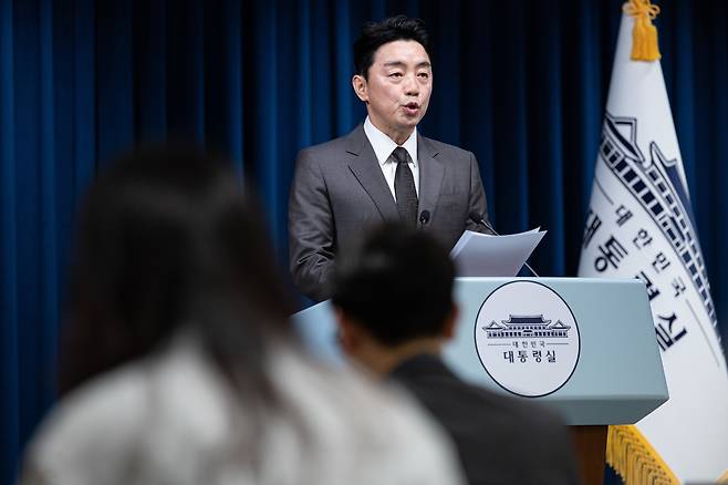 강훈식 대통령실 비서실장이 13일 서울 용산 대통령실 청사에서 장관급 인선 관련 브리핑을 하고 있다. /뉴스1