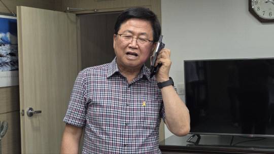 13일 교육부 장관 후보자로 지명된 최교진 세종시교육감이 집무실에서 통화를 하고 있다. 세종시기자단 제공