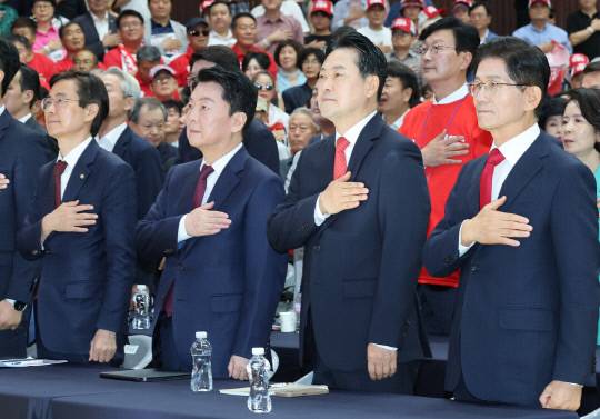 국민의힘 당 대표 후보들이 13일 충청·호남권 합동연설회에서 국기에 경례하고 있다. 김영태 기자