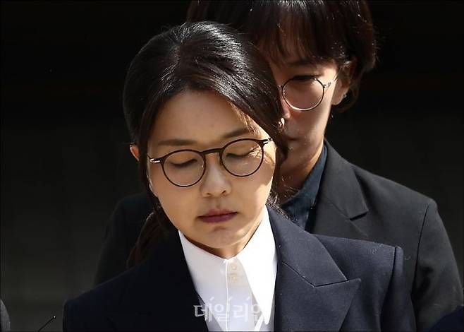 윤석열 전 대통령의 부인 김건희 여사가 지난 12일 오전 서울 서초구 서울중앙지방법원에서 열린 구속 전 피의자심문(영장실질심사)을 마친 뒤 대기장소인 서울남부구치소로 이동하고 있다. ⓒ사진공동취재단