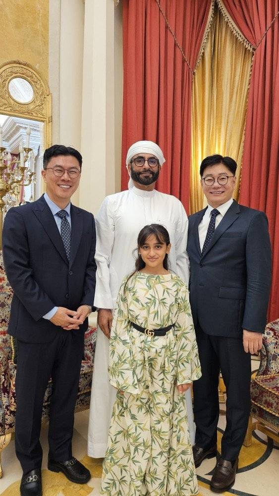한국에서 제대혈 줄기세포 수술을 받고 완치 받은 아랍에미리트 전 국방 장관(뒷줄 가운데)과 그의 딸과 함께 송준섭 박사(왼쪽)와 김나민 박사 기념 촬영. 강남제이에스 병원강남제이에스병원 송준섭-김나민 박사 현지 진료