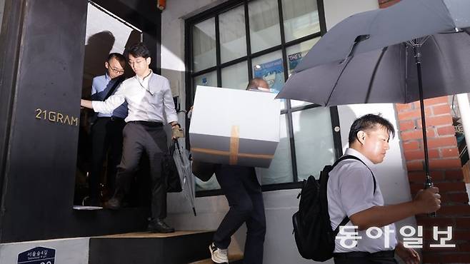 김건희 여사 관련 의혹을 수사하는 민중기 특별검사팀이 13일 서울 성동구에 위치한 인테리어 업체 ‘21그램’ 압수수색을 마친 뒤 건물을 나서고 있다. 박형기 기자 onehsot@donga.com