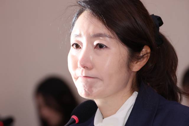 강선우 더불어민주당 의원이 지난달  14일 국회 여성가족위원회에서 열린 여성가족부 장관 후보자 인사청문회에서 눈시울을 붉히고 있다. [연합뉴스]