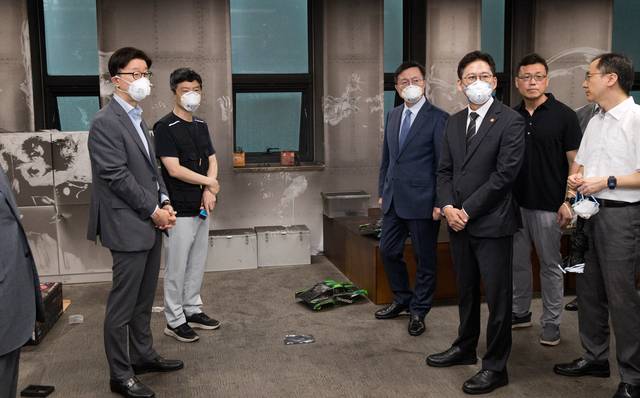 배경훈(왼쪽 네번째) 과기정통부 장관이 13일 서울대 배터리 연구실 화재 현장을 찾아 안전관리를 당부했다. 과기정통부 제공