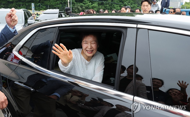 박근혜 전 대통령이 지난 6월 울산공업센터 기공식 기념관이 있는 장생포문화창고를 찾아 지지자들에게 인사하고 있다. 연합뉴스