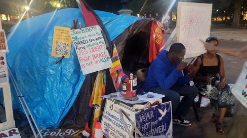 도널드 트럼프 미국 대통령이 워싱턴 DC 경찰청을 연방정부 통제 하에 두고, 주방위군을 DC 치안에 투입하기로 한 다음 날인 12일(현지시간) 밤 백악관 앞에 텐트를 친 반이스라엘 시위자들이 아직 철거를 당하지 않은 채 시위를 벌이고 있다.  연합뉴스