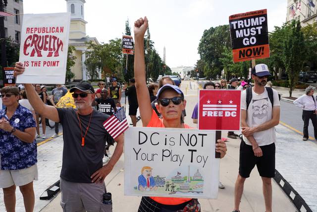 도널드 트럼프 미국 대통령이 워싱턴 D.C. 경찰국을 연방정부 통제 하에 두고, 주 방위군도 배치하겠다고 발표하자 백악관 앞에서 시민들이 팻말을 들고 시위를 벌이고 있습니다. 로이터 연합뉴스
