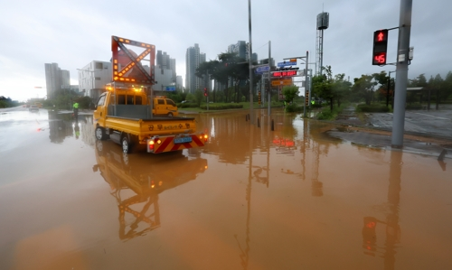 13일 인천 중구 운남동의 한 도로가 비로 침수돼 차량 운행이 통제되고 있다.  *사진은 본문 내용과 직접 관련이 없음. [인천=연합뉴스]