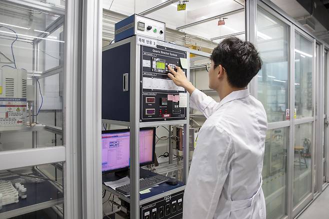 에너지연 연구진이 촉매반응을 실험하고 있다.