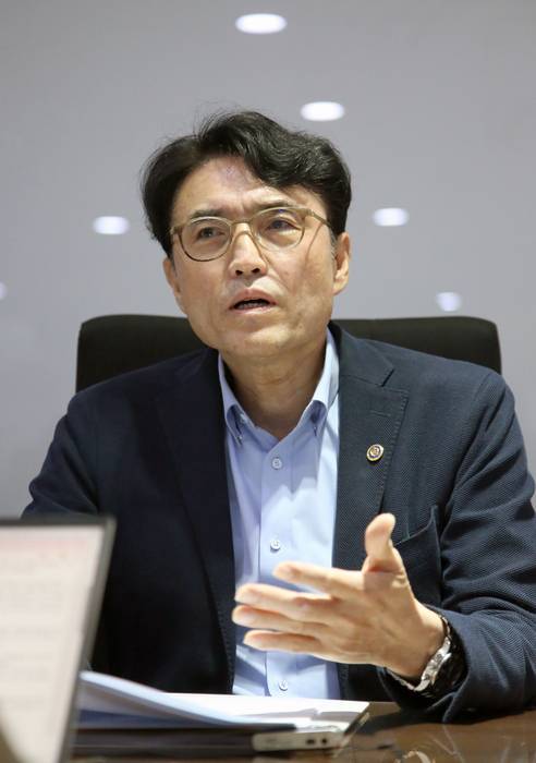 권창준 고용노동부 차관이 13일 정부세종청사에서 취임 후 첫 기자간담회를 갖고 기자 질의에 답변하고 있다. 사진 출처 : 노동부