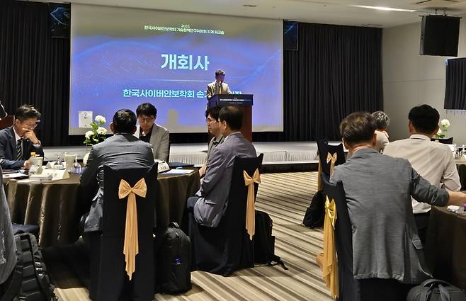 손기욱 한국사이버안보학회 회장이 13일 오후 전라남도 여수 베네치아 호텔에서 열린 기술정책연구위원회 하계 워크숍에서 개회사를 하고 있다.