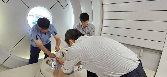 서울 강남구 일원동 삼성서울병원 양성자치료센터에서 삼성서울병원과 일본 스미토모중공업 직원들이 양성자 치료 장비를 함께 점검하는 모습. 이 병원 양성자치료센터에는 스미토모 소속 엔지니어 3명이 상주하며 장비를 관리하고 공동 연구에 참여한다. 삼성서울병원 제공