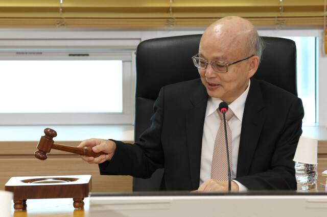 안창호 인권위원장이 2024년 12월5일 열린 상임위원회에서 개회를 알리는 의사봉을 두드리고 있다. 김영원 기자 forever@hani.co.kr