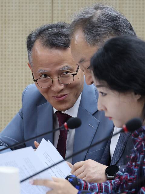 이충상 상임위원(맨 왼쪽)이 전원위원회 도중 동료 위원을 쳐다보고 있다. 오른쪽으로 한석훈·이한별 위원. 신소영 기자 viator@hani.co.kr