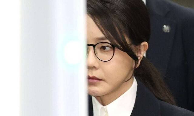 윤석열 전 대통령 부인 김건희 여사가 12일 구속 전 피의자 심문(영장실질심사)을 마친 뒤 서울 서초구 서울중앙지법을 나서고 있다. 사진공동취재단