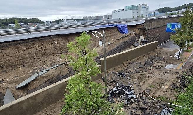 지난달 17일 오전 경찰이 경기 오산시 가장동 가장교차로 고가도로 아래 옹벽 붕괴사고 현장에서 조사 조사와 관련한 채증을 하고 있다. 이정하 기자