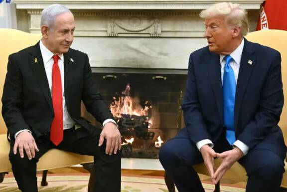 올해 2월4일(현지시각) 도널드 트럼프 미국 대통령(오른쪽)과 베냐민 네타냐후 이스라엘 총리(왼쪽)이 백악관에서 회담하고 있다. 워싱턴/로이터 연합뉴스