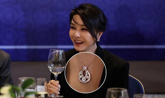 윤석열 전 대통령 부인 김건희 여사가 2022년 6월29일(현지시각) 스페인 마드리드의 한 호텔에서 열린 스페인 동포 만찬간담회에 참석해 대화를 나누고 있다. 대통령실 제공