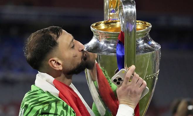 파리 생제르맹에 결별을 고한 골키퍼 잔루이지 돈나룸마. AP 연합뉴스