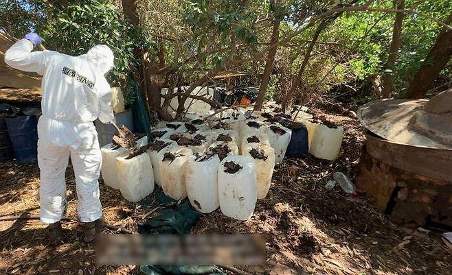 지난달 18일 멕시코 해군은 멕시코의 시날로아주 내 한 장소에서 불법으로 운영되던 메탐페타민(필로폰) 제조 실험실을 해체하는 모습. AFP연합뉴스