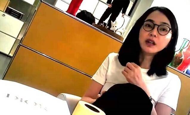 김건희 여사가 2022년 9월13일 최재영 목사한테서 선물받은 디오르 가방이 든 쇼핑백을 앞에 두고 최 목사와 이야기하고 있다. ‘서울의 소리’ 유튜브 영상 갈무리