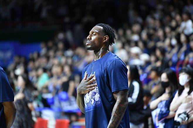 한국 남자농구 ‘외국인 선수 귀화 1호’로 대표팀에서 뛰었던 라건아는 늘 가슴에 손을 올리고 국민의례를 했다. 한국프로농구 제공