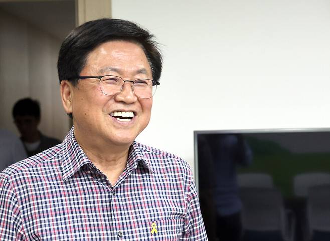 교육부 장관 후보자에 지명된 최교진 세종시교육감이 13일 세종시 교육청 집무실에 들어오며 웃음 짓고 있다. 연합뉴스