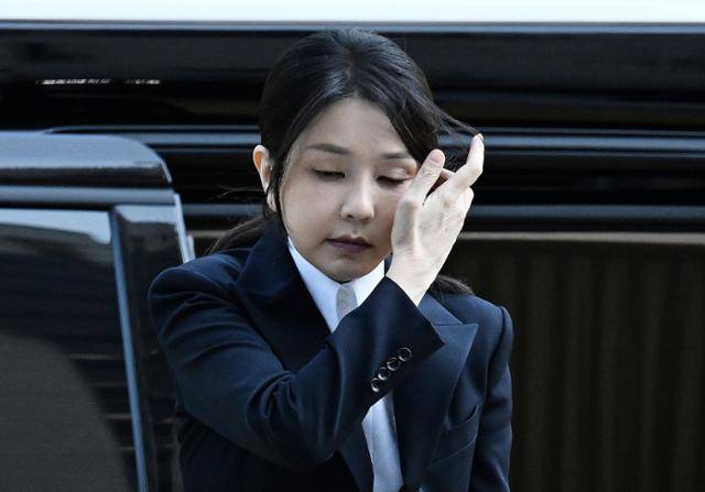 윤석열 전 대통령 배우자 김건희 여사가 12일 오전 서울 서초구 서울중앙지법에 구속 전 피의자 심문(영장실질심사)을 받기 위해 출석하고 있다. 고영권 기자