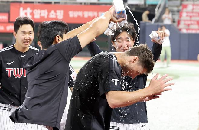 12일 오후 수원 KT위즈파크에서 열린 2025 프로야구 LG와 KT 경기. LG가 11-2 승리했다. 경기 종료 후 데뷔승을 거둔 투수 톨허스트가 물세례를 받고 있다.. 수원=정시종 기자 capa@edaily.co.kr /2025.08.12.