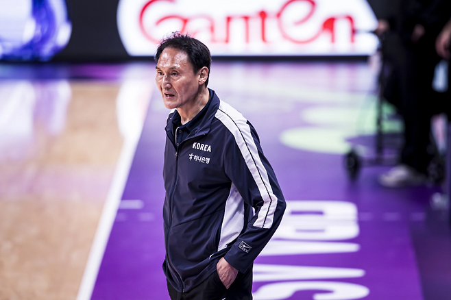 안준호 대표팀 감독이 12일 사우디 제다에서 열린 괌과의 2025 FIBA 아시아컵 8강 결정전에서 코트를 지켜보고 있다. 사진=FIBA