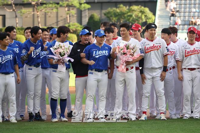 올 시즌을 끝으로 은퇴를 선언한 삼성 라이온즈 오승환이 7일 오후 인천 SSG랜더스필드에서 열리는 SSG랜더스와 삼성라이온즈의 경기 전에 은퇴 기념행사를 가졌다. 삼성과 SSG 양팀 선수들과 오승환이 마운드 앞에서 단체로 포즈를 취하고 있다. 인천=김민규 기자&nbsp; /2025.08.07/