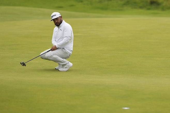 <yonhap photo-6168=""> J.J. Spaun of the United States reacts after putting on the 7th green during the first round of the British Open golf championship at the Royal Portrush Golf Club, Northern Ireland, Thursday, July 17, 2025. (AP Photo/Francisco Seco)/2025-07-17 20:49:41/ <저작권자 ⓒ 1980-2025 ㈜연합뉴스. 무단 전재 재배포 금지, AI 학습 및 활용 금지></yonhap>