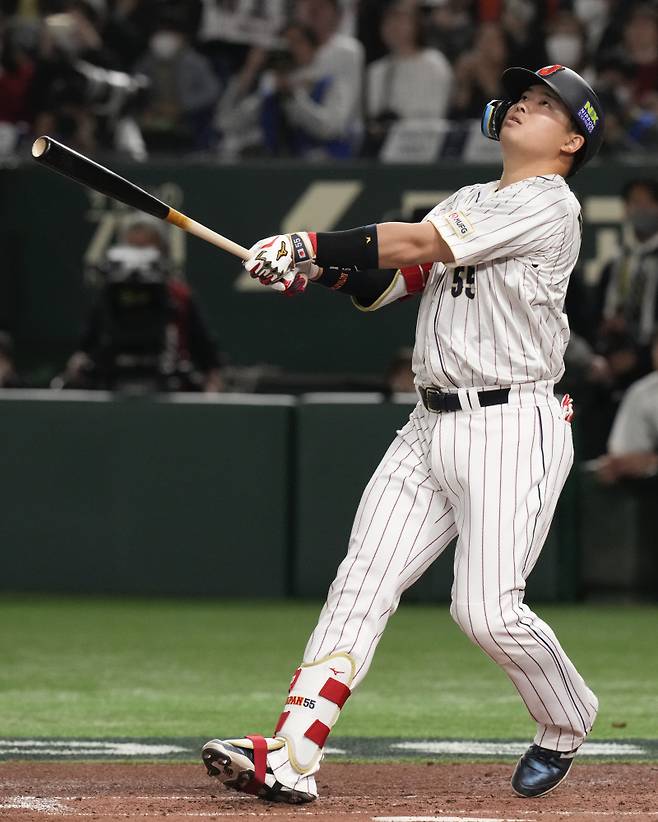<yonhap photo-2725=""> Munetaka Murakami of Japan bats against the Czech Republic during their Pool B game at the World Baseball Classic at the Tokyo Dome, Japan, Saturday, March 11, 2023. (AP Photo/Eugene Hoshiko)/2023-03-11 20:08:28/ <저작권자 ⓒ 1980-2023 ㈜연합뉴스. 무단 전재 재배포 금지.></yonhap>