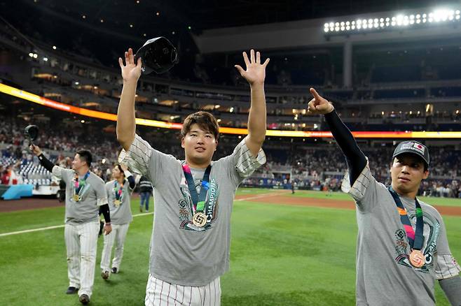 <yonhap photo-2723=""> MIAMI, FLORIDA - MARCH 21: Munetaka Murakami #55 of Team Japan (L) celebrates after defeating Team USA 3-2 during the World Baseball Classic Championship at loanDepot park on March 21, 2023 in Miami, Florida. Eric Espada/Getty Images/AFP (Photo by Eric Espada / GETTY IMAGES NORTH AMERICA / Getty Images via AFP)/2023-03-22 13:53:17/ <저작권자 ⓒ 1980-2023 ㈜연합뉴스. 무단 전재 재배포 금지.></yonhap>