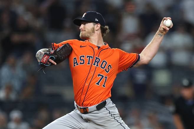 <yonhap photo-2940=""> NEW YORK, NEW YORK - AUGUST 08: Josh Hader #71 of the Houston Astros pitches during the tenth inning against the New York Yankees at Yankee Stadium on August 08, 2025 in the Bronx borough of New York City. Ishika Samant/Getty Images/AFP (Photo by Ishika Samant / GETTY IMAGES NORTH AMERICA / Getty Images via AFP)/2025-08-09 11:57:23/ <저작권자 ⓒ 1980-2025 ㈜연합뉴스. 무단 전재 재배포 금지, AI 학습 및 활용 금지></yonhap>