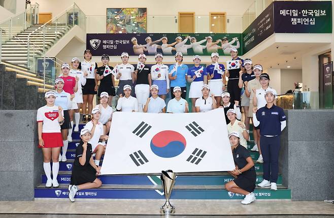 메디힐·한국일보 챔피언십 포토콜에 나선 선수들.&nbsp; &nbsp; 사진=KLPGA 제공&nbsp;