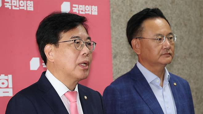 송언석 국민의힘 비대위원장 겸 원내대표(왼쪽), 유상범 원내수석부대표(오른쪽)