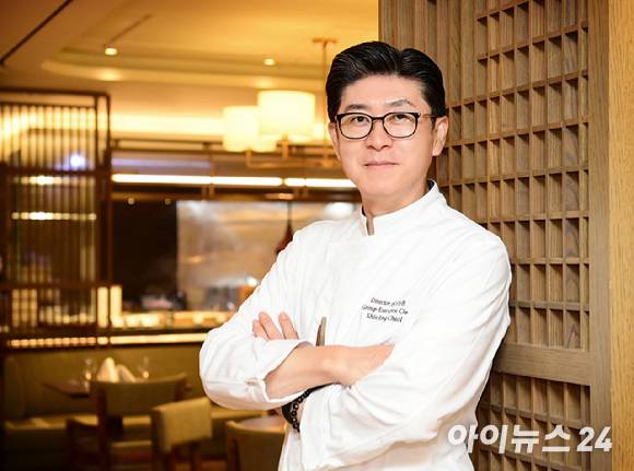 '뷔페의 신' 신종철 앰배서더 서울 풀만 총괄 셰프가 서울 장충동에 위치한 앰배서더 서울 풀만 호텔 프리미엄 라이브 뷔페 더 킹스에서 아이뉴스24와의 인터뷰에 앞서 포즈를 취하고 있다. [사진=정소희 기자]