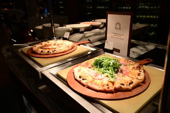 '뷔페의 신' 신종철 앰배서더 서울 풀만 총괄 셰프가 서울 장충동에 위치한 앰배서더 서울 풀만 호텔 프리미엄 라이브 뷔페 더 킹스에서 아이뉴스24와 인터뷰를 가졌다. 사진은 더 킹스 모습. [사진=정소희 기자]