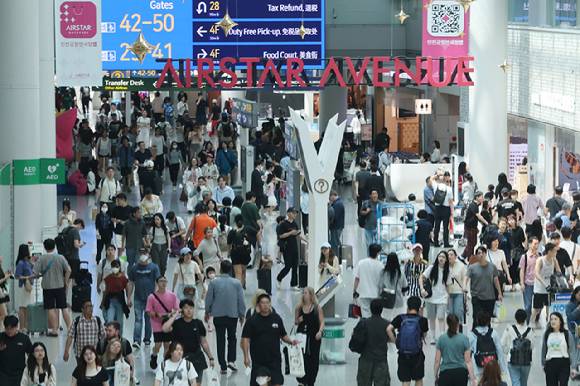 붐비는 인천국제공항 1터미널 면세점. [사진=연합뉴스]